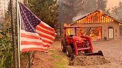 El incendio Dixie quema una vivienda en Taylorsville, California 