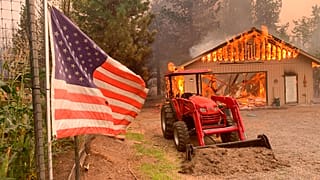 El incendio Dixie quema una vivienda en Taylorsville, California 