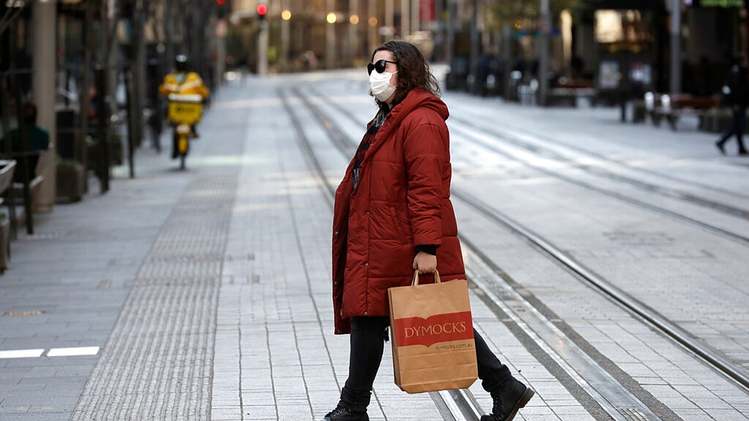 Una mujer atraviesa una calle de Sídney, Australia