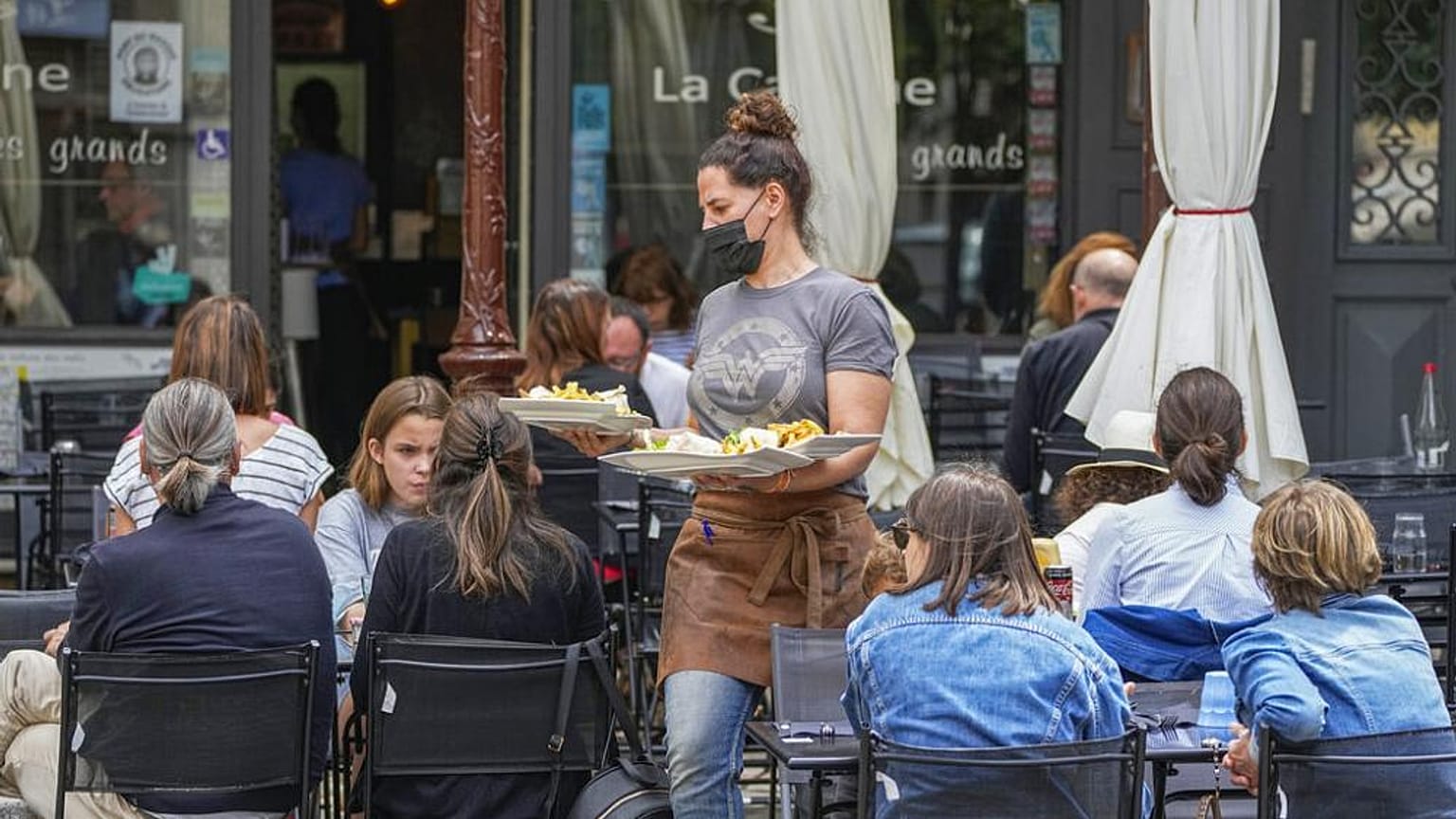 Fransız restoranlarda aşı kartı uygulaması müşterileri Belçika'ya kaçırdı