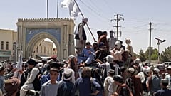 مقاتلو طالبان يقفون على سيارة على جانب الطريق في قندهار في 13 أغسطس 2021