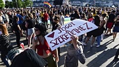 Júniusi tüntetés a homofób "pedofilellenes" törvány ellen Budapesten