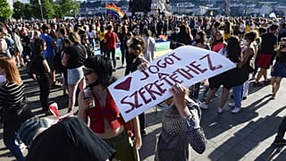 Júniusi tüntetés a homofób "pedofilellenes" törvány ellen Budapesten