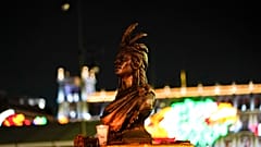 La statua di Cuauhtemoc nelle luci dello Zocalo. 