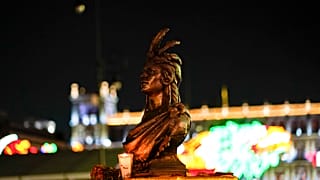 La statua di Cuauhtemoc nelle luci dello Zocalo.