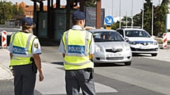 Szlovén rendőrök a Rédics-Lendva határállomás szlovén oldalán (archív fotó)