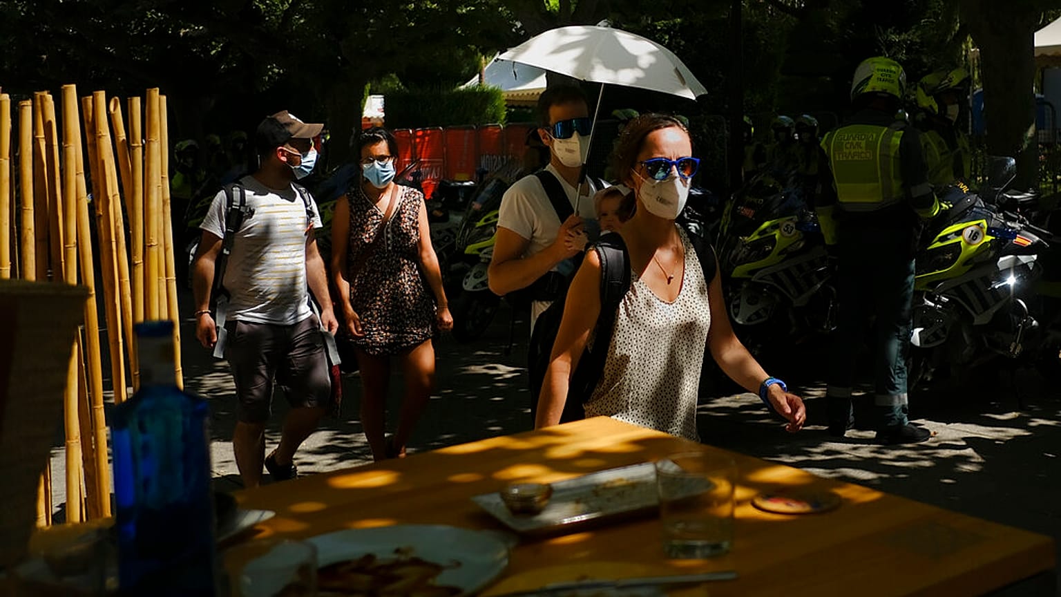 Ob mit Schirm oder Helm - in der spanischen Stadt Burgos trotzte man den Extremtemperaturen