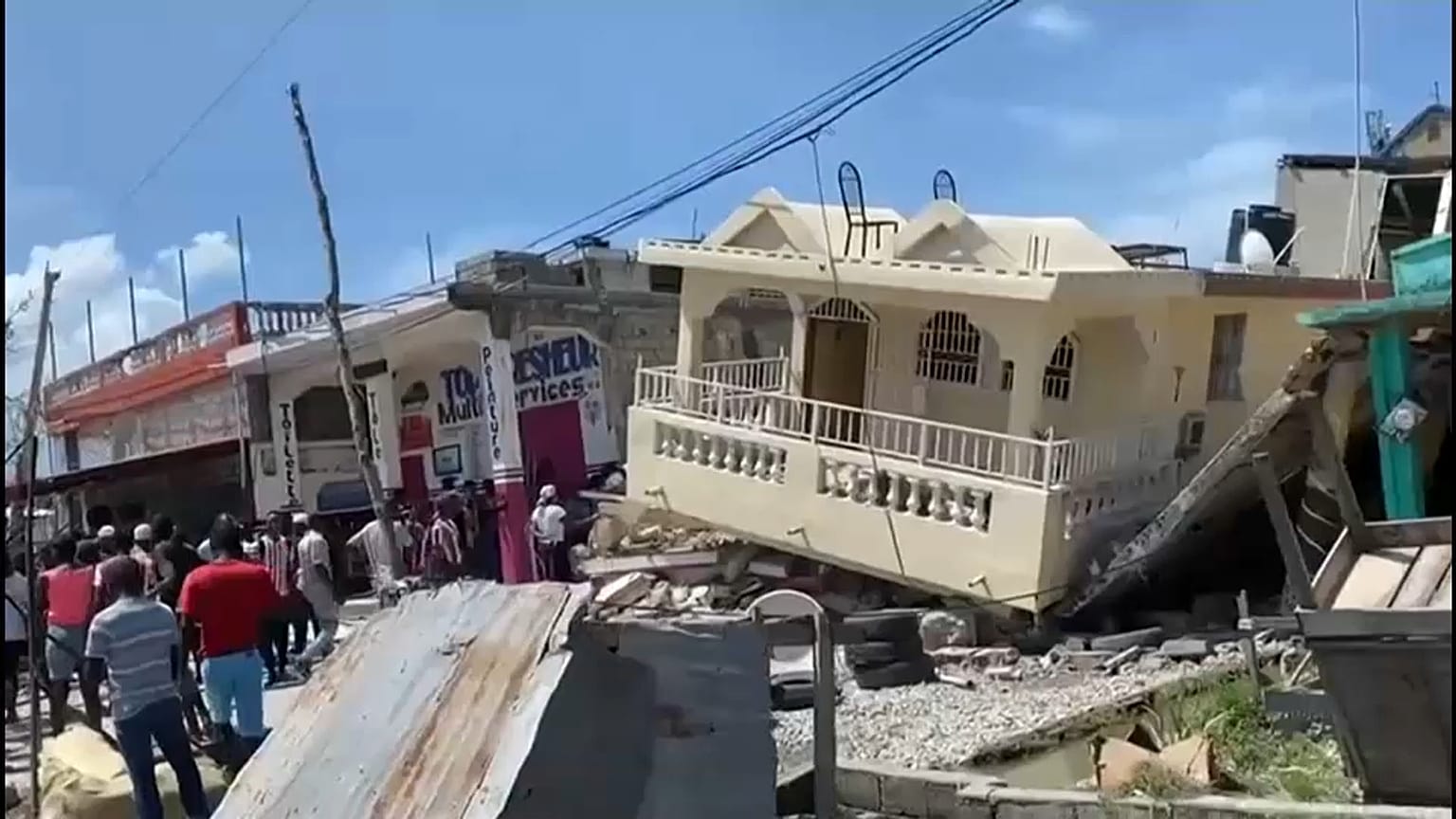 Case sventrate a Les Cayes. 