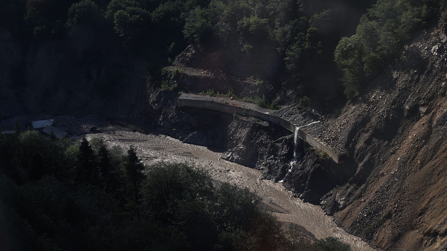 Kastamonu'nun Bozkurt ilçesindeki Ezine Çayı ve hidroelektrik santrali