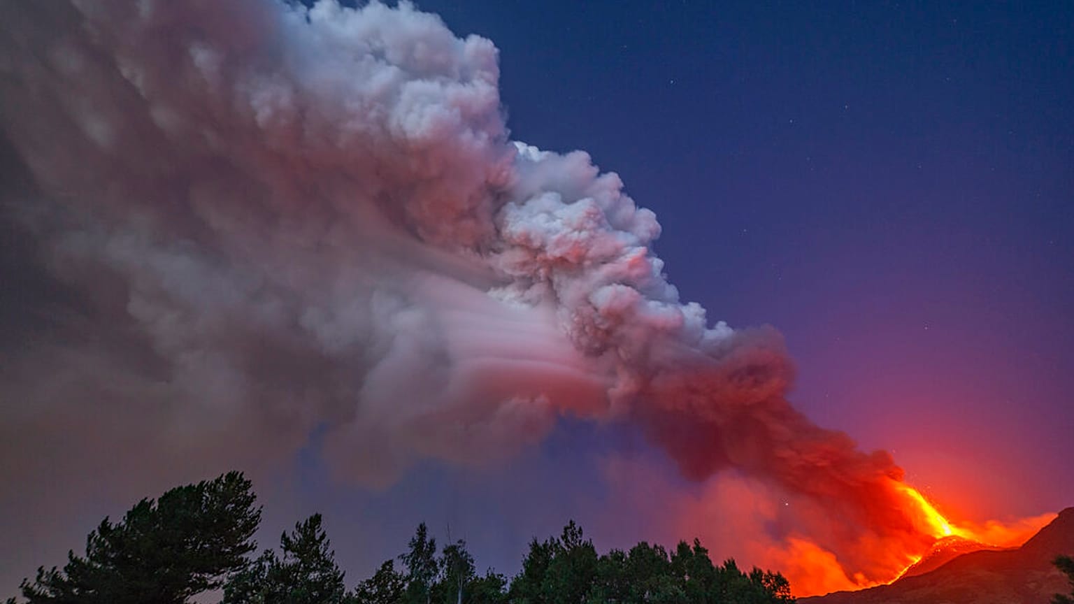 Sicilya'nın Etna Yanardağı yakınlarında çıkan orman yangınından bir kare.