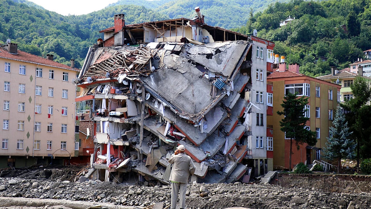 Zerstörtes Gebäude in der Stadt Bozkurt in der Provinz Kastamonu, Türkei