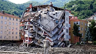 Zerstörtes Gebäude in der Stadt Bozkurt in der Provinz Kastamonu, Türkei