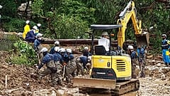 Eltűnteket keresnek a heves esőzések után Japán déli részén