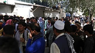 Afganos se agolpan ante los bancos de Kabul para tratar de retirar sus ahorros en los cajeros automáticos