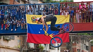 Daniel Dhers durante su exhibición de BMX Freestyle en la Cota 905 de Caracas