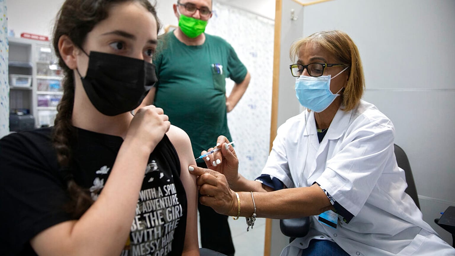 Jugendliche in Israel wird gegen Covid-19 geimpft