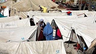 Aus anderen Landesteilen in Afghanistan geflüchtete Familien in Kabul