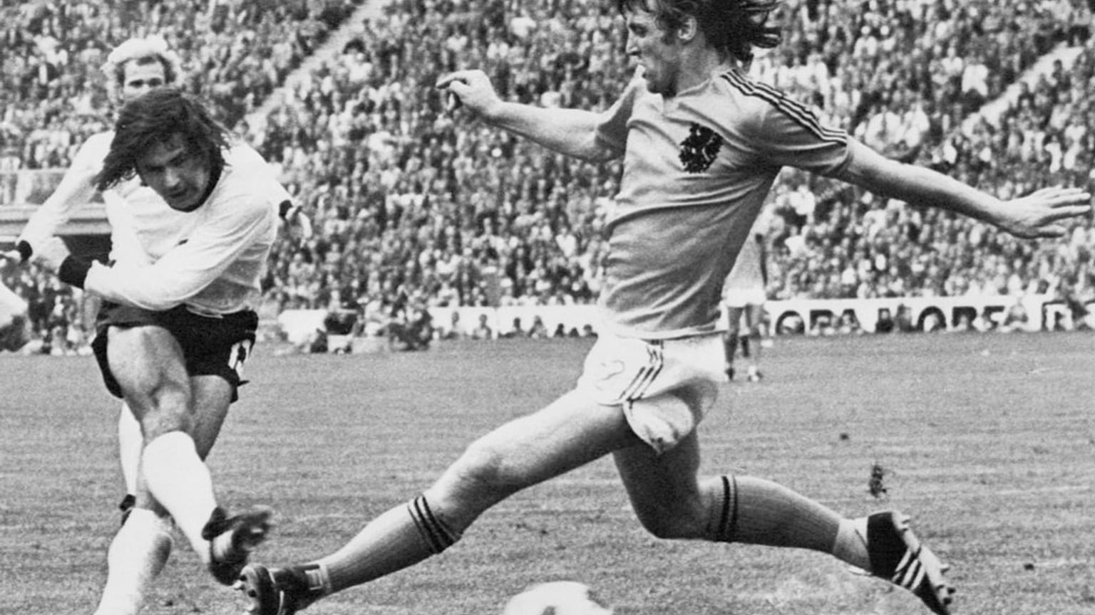Alman futbolcu Gerd Müller (Solda)