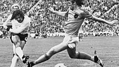 Alman futbolcu Gerd Müller (Solda)