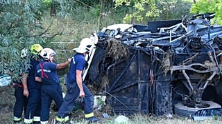 Durch die Wucht des Aufpralls gegen einen Pfeiler wurde der Reisebus zerstört