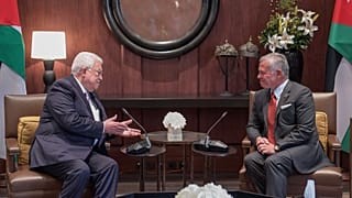 العاهل الأردني الملك عبد الله الثاني خلال استقباله في عمان الأحد الرئيس الفلسطيني محمود عباس