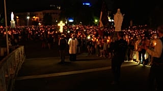 Lourdes : plus de 9 000 pèlerins participent à la procession aux flambeaux