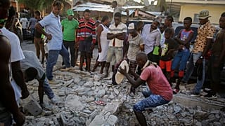 Búsqueda entre los escombros en Les Cayes, Haitçi