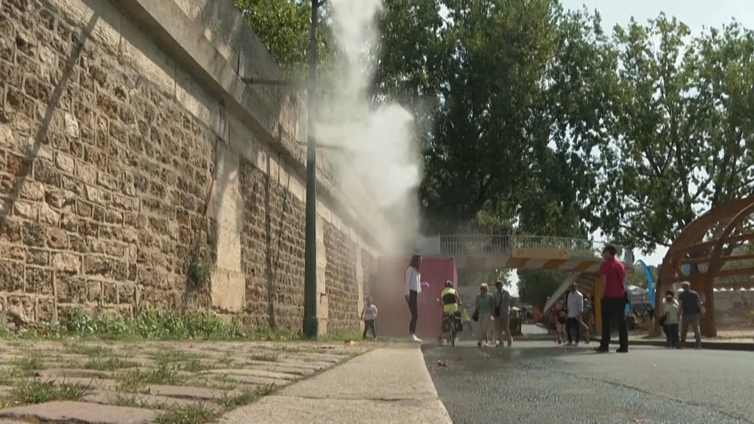 A Paris, les habitants ont cherché des moyens pour se rafraîchir ce week-end. 