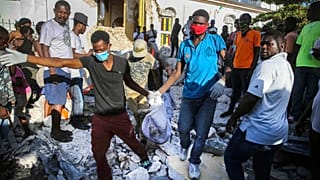 أشخاص يحملون جثة انتشلت من تحت أنقاض زلزال دمر منزله في ليس كاي، هايتي، الأحد 15 أغسطس 2021