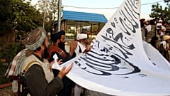 برافراشتن پرچم طالبان در ولایت غزنی