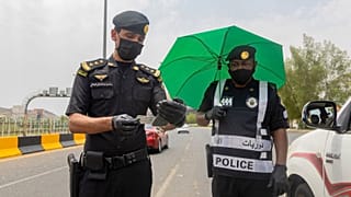 شرطي يتحقق من هوية سائق في مدينة مكة المكرمة بالسعودية/ صورة توضيحية.