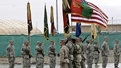 جنود يحملون العلمين العسكريين الأفغاني والأمريكي خلال حفل تسليم في القاعدة الأمريكية الرئيسية في باغرام شمال كابول، أفغانستان، الخميس 10 أبريل 2008