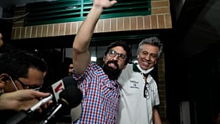 El líder opositor Freddy Guevara saluda mientras llega a su residencia tras ser liberado en Caracas, Venezuela, el 15 de agosto de 2021.