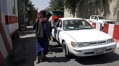 مقاتلو طالبان يفتشون سيارة عند نقطة تفتيش واقعة على الطريق المؤدية إلى وزارة الخارجية في كابول - أفغانستان.