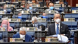 رئيس الوزراء محي الدين ياسين وهو يلقي خطابه خلال جلسة خاصة لمجلس النواب في البرلمان في كوالالمبور، ماليزيا، 26 يوليو 2021