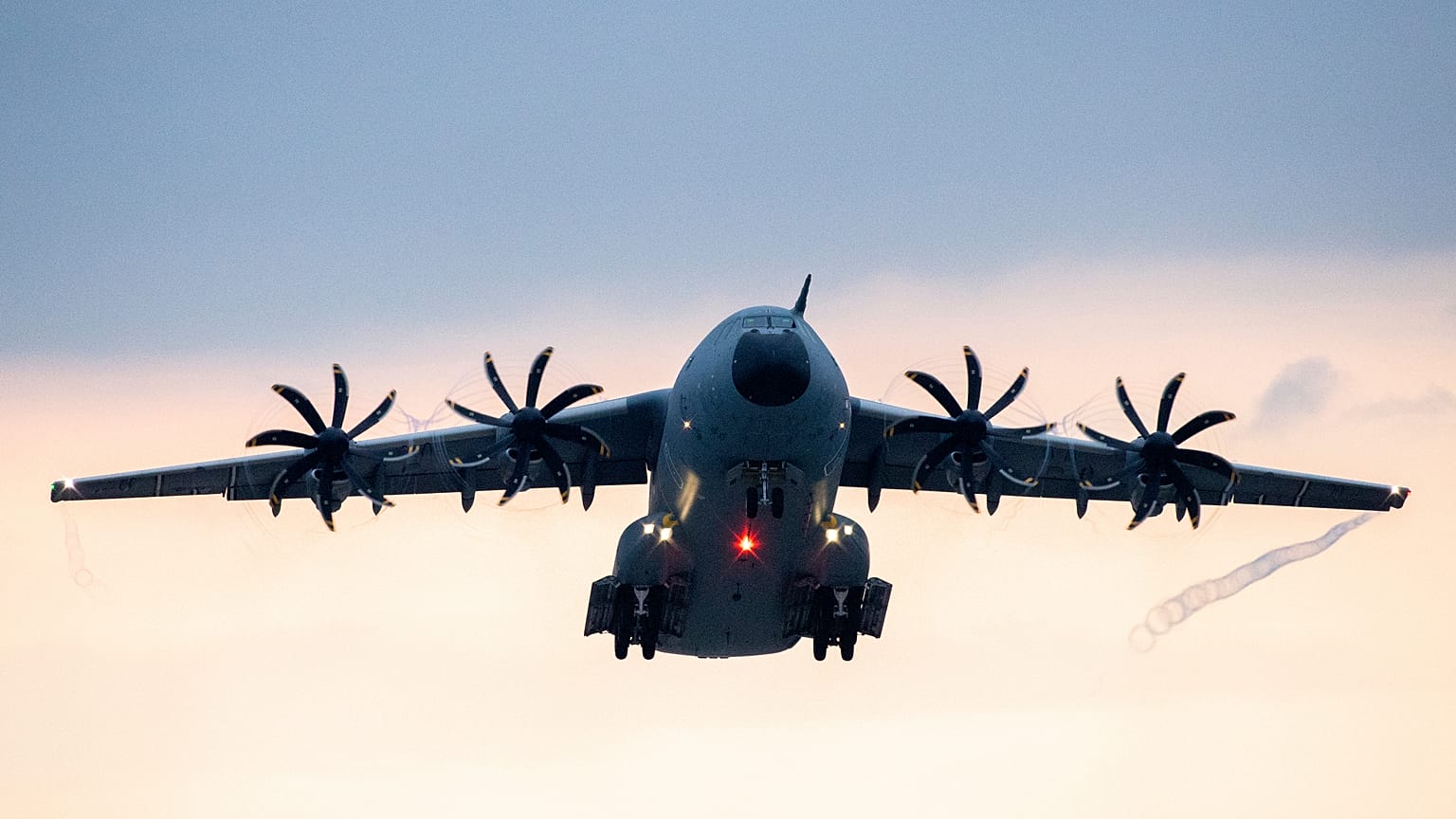 Ein Airbus A400M der Bundeswehr fliegt nach Kabul
