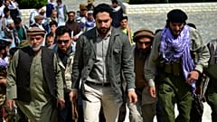 احمد مسعود و همقطارانش بر مزار احمدشاه مسعود در پنجشیر/ ۵ ژوئیه ۲۰۲۱