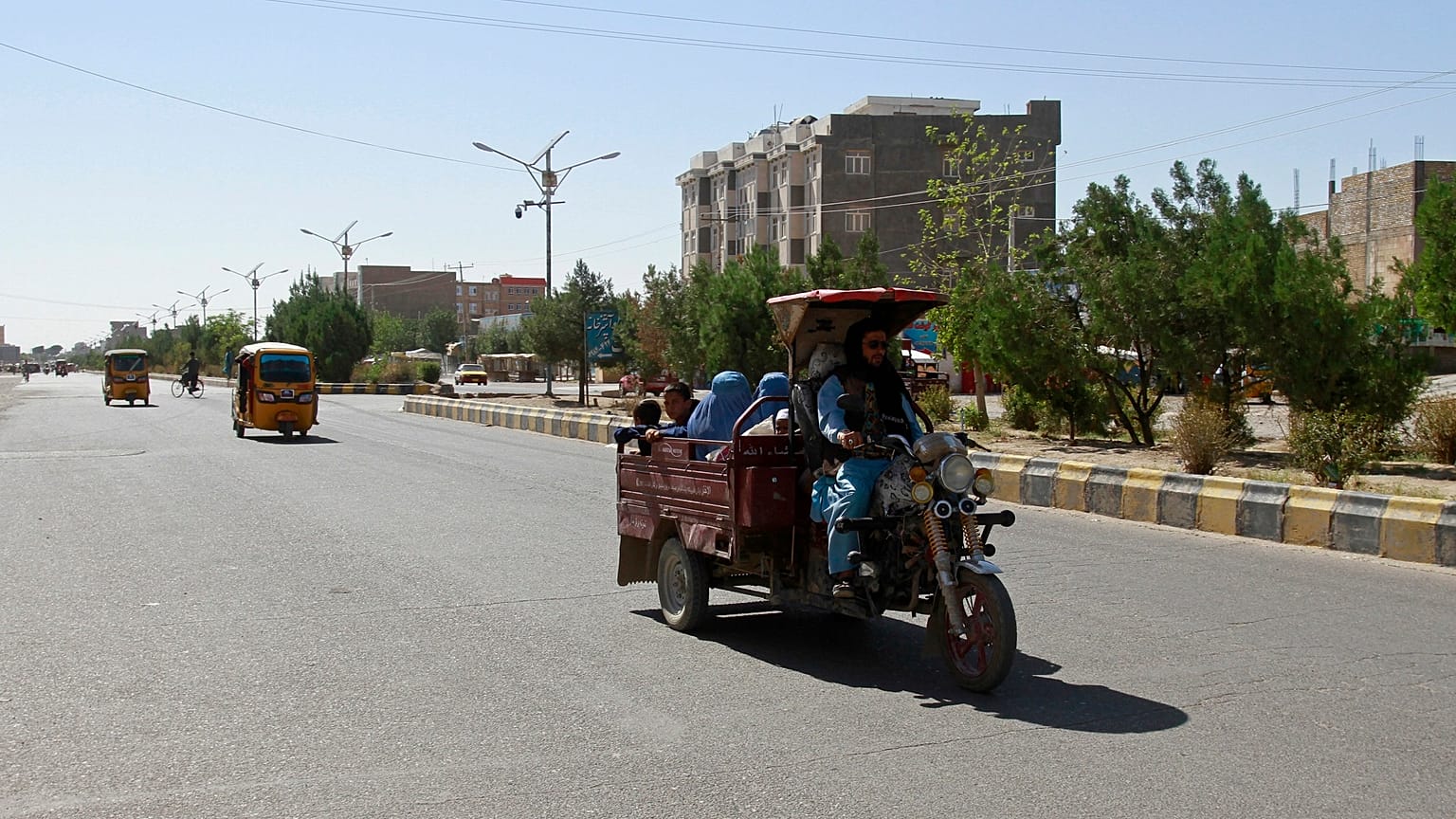 Un gruppo di afghani a bordo di un motocarro