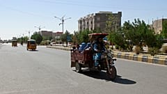 Un gruppo di afghani a bordo di un motocarro