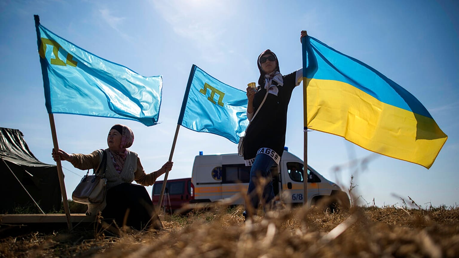 Arşiv fotoğraf: Çongar köyünde Ukrayna ve Kırım Tatarlarının bayraklarını taşıyanlar, 2015