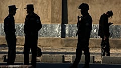 الشرطة الأفغانية تقف في موقع هجوم انتحاري بالقرب من وزارة الدفاع في كابول، أفغانستان