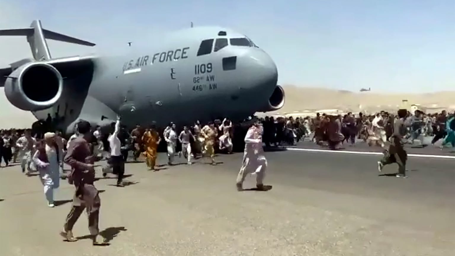 Milhares de afegãos tentam fugir de Cabul