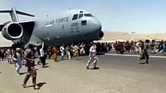 أفغان يركضون على مدرج الإقلاع ويحاولون التشبث بجسم طائرة عسكرية أمريكية لمغادرة البلاد.