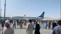 Chaos à l'aéroport de Kaboul, envahi par des Afghans souhaitant fuir le pays