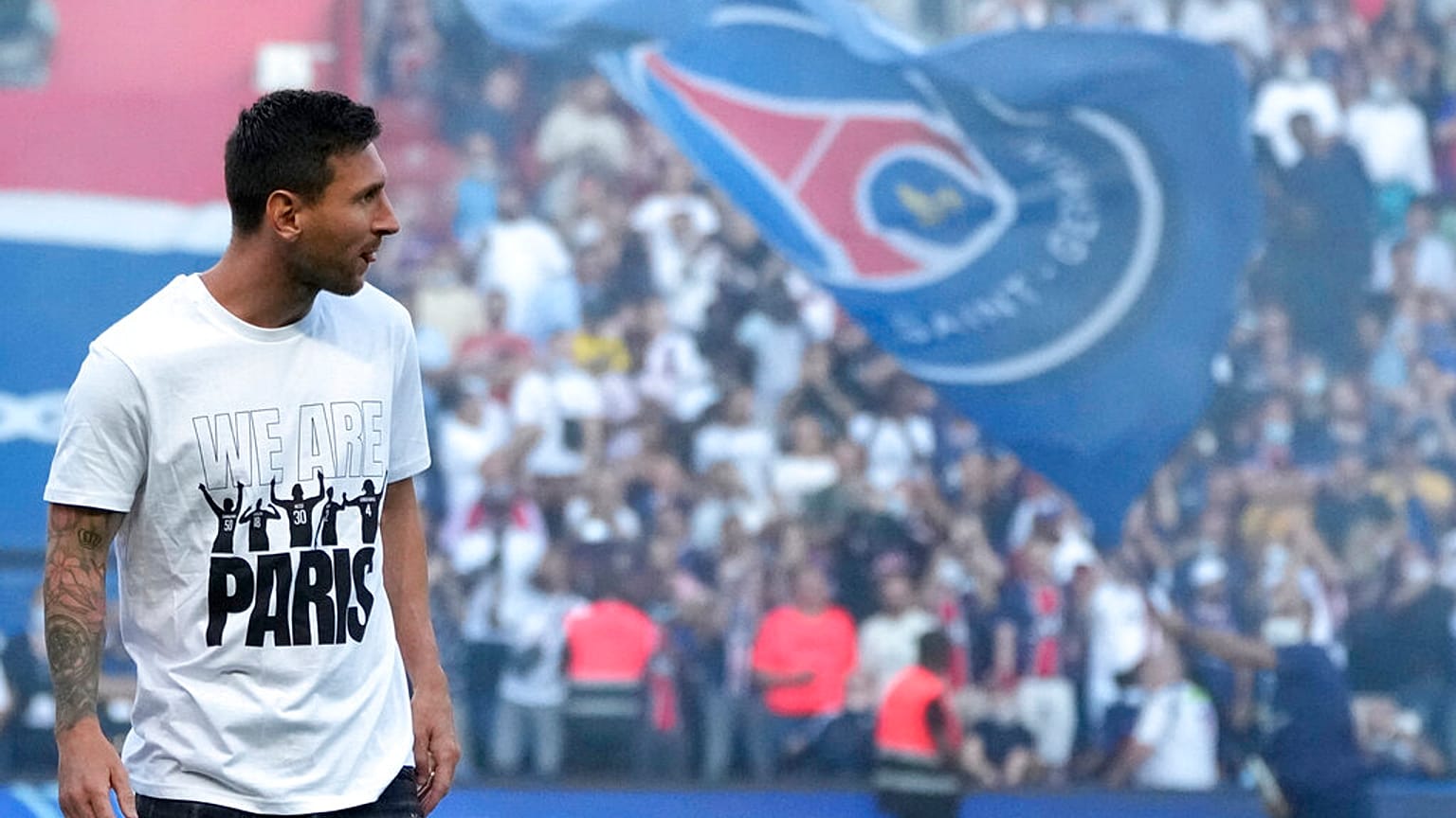 Lionel Messi, del PSG, durante la presentación de los jugadores antes del partido de fútbol de la liga francesa entre el París Saint Germain y el Estrasburgo