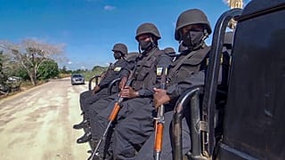 Policías ruandeses patrullan cerca del hotel Amarula Palma en Palma, provincia de Cabo Delgado