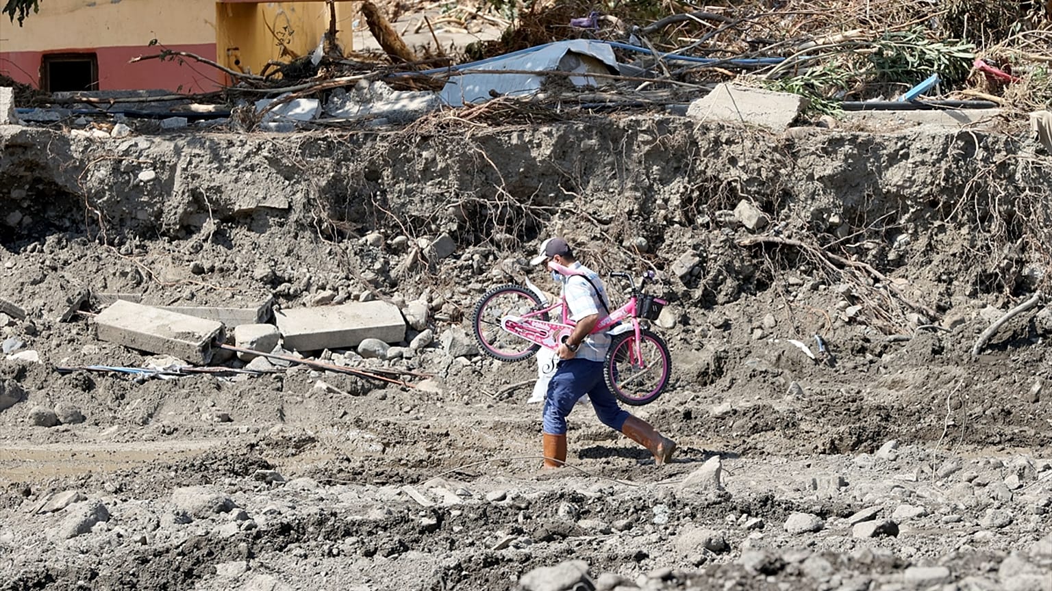 Sel felaketinin yaşandığı Kastamonu'nun Bozkurt ilçesinde afetzedeler, sağlam kalan ancak girişleri su ve çamurla dolan apartmanlara girerek eşyalarını tahliye etti.