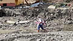 Sel felaketinin yaşandığı Kastamonu'nun Bozkurt ilçesinde afetzedeler, sağlam kalan ancak girişleri su ve çamurla dolan apartmanlara girerek eşyalarını tahliye etti.