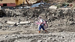 Sel felaketinin yaşandığı Kastamonu'nun Bozkurt ilçesinde afetzedeler, sağlam kalan ancak girişleri su ve çamurla dolan apartmanlara girerek eşyalarını tahliye etti.