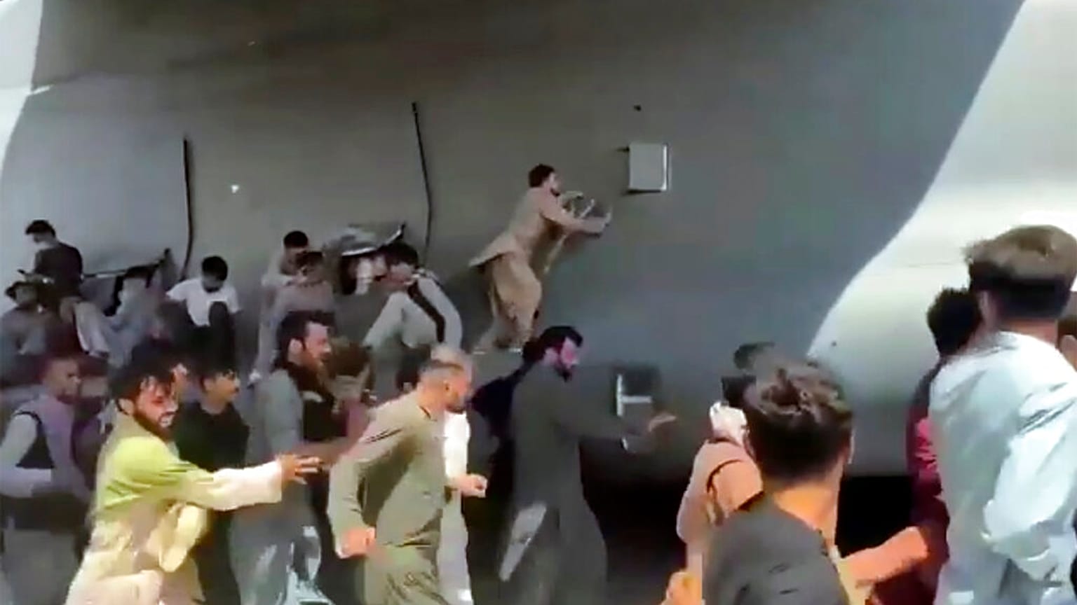 Am Flughafen Kabul: Verzweifelte Menschen klammern sich an eine US-Flugzeug
